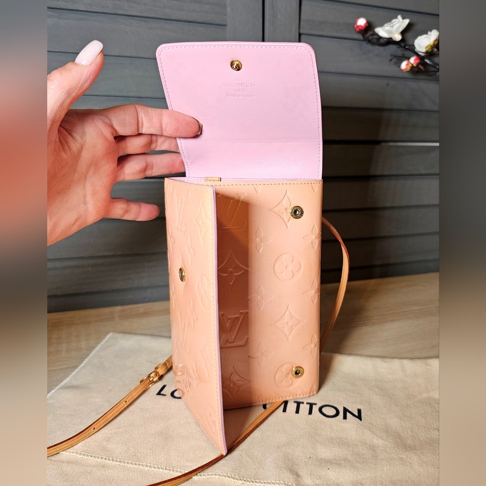 Authentic LOUIS VUITTON Vernis Walker Pink Tri-Fold Crossbody Wallet - Picture 6 of 14